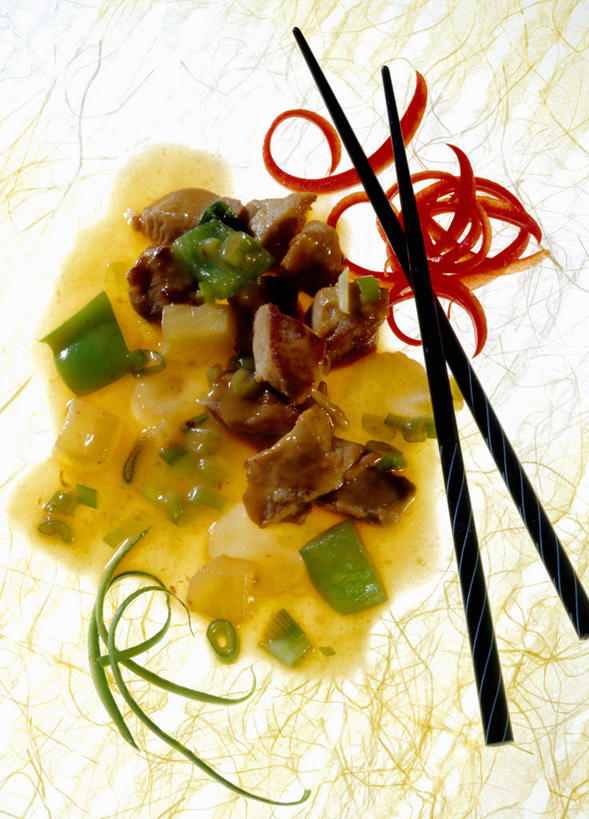 无人,竖图,俯视,室内,特写,白天,烹饪,西餐,餐桌,筷子,桌子,辣椒,餐具,一双,阴影,反射,影子,调味,香料,佐料,料理,食品,文化,传统,菜肴,美食,食物,红色,绿色,西式,摄影,佳肴,影棚,餐台,礼节,配料,礼仪,彩椒,辣角,红海椒,大椒,辣虎,广椒,作料,进餐用具,甜椒,柿子椒,辣子,海椒,番椒,灯笼椒,彩图,高角度拍摄,影棚拍摄,拍摄