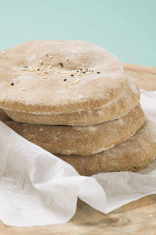 点心,面包,无人,竖图,俯视,室内,特写,白天,餐桌,桌子,三块,一堆,阴影,堆叠,堆积,反射,包装,包装纸,影子,纸,芝麻,食品,面点,纸张,食物,糕点,摄影,影棚,餐台,堆,包装材料,脂麻,胡麻,白麻,巨胜子,油麻,彩图,高角度拍摄,影棚拍摄,拍摄