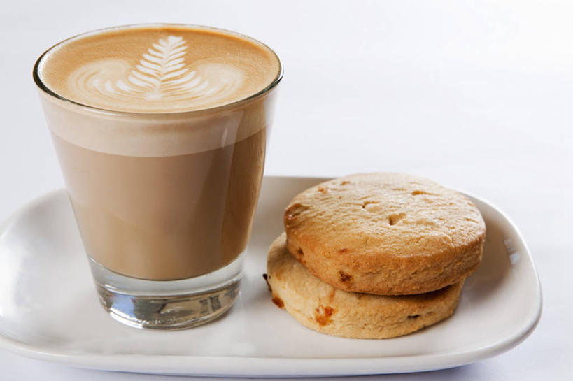 点心,咖啡,无人,横图,俯视,室内,特写,白天,白色背景,幸福,餐桌,桌子,杯子,餐具,两块,阴影,反射,碟子,盘,影子,食品,一杯,娱乐,玻璃制品,食物,饮料,盘子,水杯,碟,饼干,零食,享受,休闲,温馨,放松,乐趣,摄影,影棚,餐台,提神,舒适,醒脑,软饮料,玻璃杯,彩图,高角度拍摄,影棚拍摄,拍摄