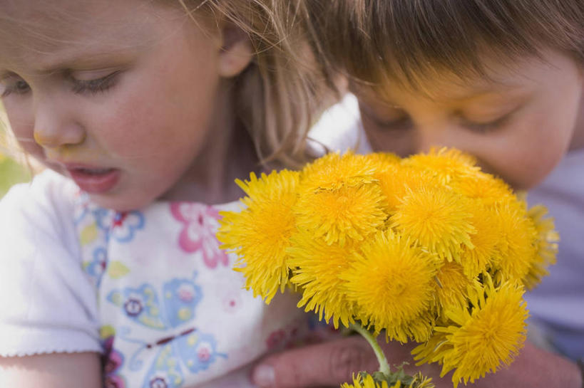 西方人,儿童,脸,头,脸颊,两个人,家庭,站,闭眼,横图,室外,特写,白天,正面,爱情,纯洁,蒲公英,欧洲,欧洲人,许多,阴影,服装,朦胧,模糊,盛开,光线,影子,花蕾,注视,休闲装,闻,肩膀,花,花瓣,花朵,鲜花,小孩,衣服,黄色,阳光,花苞,花蕊,观察,看,站着,休闲,温暖,温馨,一家人,休闲服,可爱,童年,童趣,服饰,观看,嫌弃,和睦,察看,嗅,关注,童真,烂漫,无邪,开朗,天真,男孩,男人,男性,女孩,女人,女性,白种人,头部,脸部,脸蛋,面部,蒲公草,尿床草,闭眼睛,闭着眼,闭着眼睛,站立,半身,彩图,融洽,男生,女生