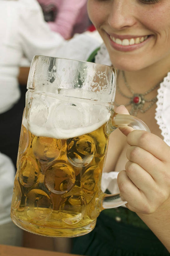 啤酒,西方人,手,一个人,服务员,笑,微笑,露齿笑,竖图,俯视,室外,特写,白天,民族服装,杯子,项链,欧洲,欧洲人,仅一个年轻女性,仅一个女性,仅一个人,握,阴影,朦胧,模糊,反射,影子,酒类,一杯,注视,玻璃制品,酒,装饰品,饮料,一个,酒杯,啤酒杯,饰品,首饰,观察,看,手部,握着,单个,观看,单手,察看,关注,年轻女性,女人,女性,白种人,服务生,侍者,玻璃杯,半身,彩图,高角度拍摄,传统服装,民俗服