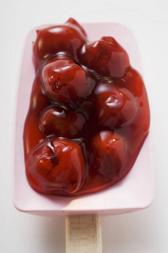 点心,无人,竖图,俯视,室内,特写,白天,餐桌,桌子,樱桃,水果,阴影,新鲜,反射,木制,棍子,影子,生食,食品,甜点,甜品,果实,食物,糕点,红色,木制品,果酱,甜食,摄影,有机食品,绿色食品,影棚,餐台,果子酱,樱珠,莺桃,英桃,楔桃,牛桃,荆桃,彩图,高角度拍摄,影棚拍摄,拍摄