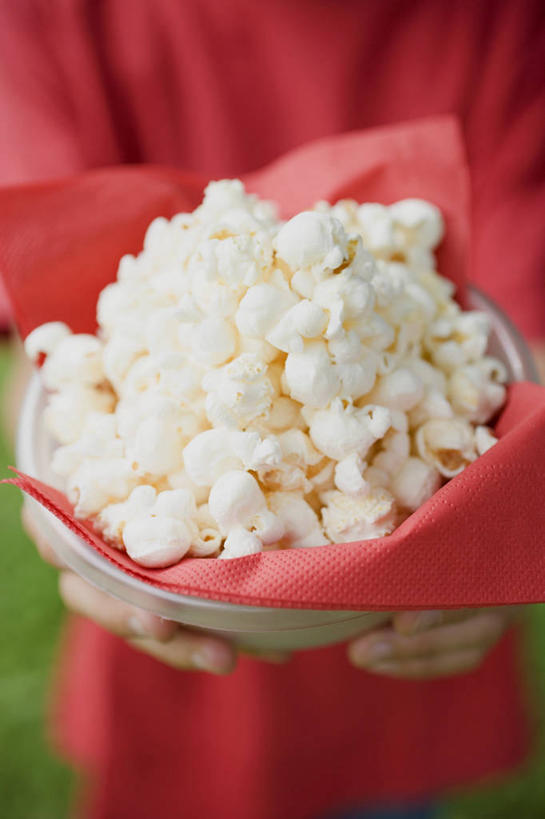 点心,西方人,儿童,手,一个人,站,捧,竖图,俯视,室内,特写,白天,纯洁,欧洲,欧洲人,双手,仅一个女性,仅一个人,一堆,许多,阴影,堆叠,堆积,服装,朦胧,模糊,反射,影子,食品,休闲装,食物,小孩,衣服,红色,容器,零食,站着,仅一个小孩,休闲,手部,休闲服,爆米花,可爱,童年,童趣,服饰,储藏,堆,储存,童真,垃圾食品,膨化食品,烂漫,无邪,零嘴,天真,女孩,女人,女性,白种人,孩子,端,端着,捧着,手捧,站立,半身,彩图,高角度拍摄,贮存,女生