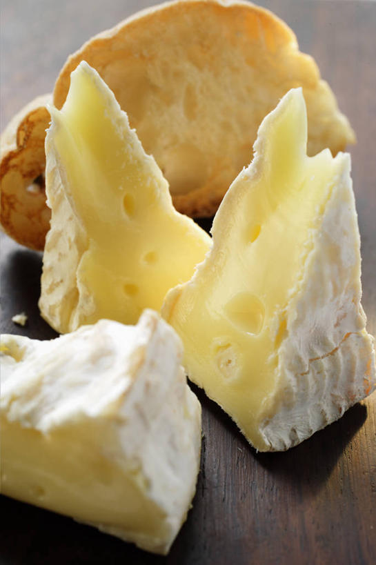 点心,面包,奶酪,无人,竖图,俯视,室内,特写,白天,餐桌,桌子,切开,阴影,反射,影子,干酪,起司,食品,面点,芝士,营养,食物,糕点,切,乳酪,摄影,影棚,餐台,乳制品,发酵,剖面,切面,彩图,高角度拍摄,影棚拍摄,拍摄