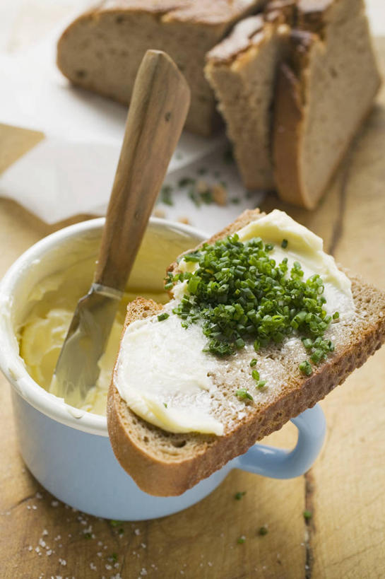 点心,面包,无人,竖图,俯视,室内,特写,白天,餐桌,桌子,蔬菜,一堆,许多,切开,阴影,堆叠,堆积,新鲜,反射,木制,影子,陶瓷,葱,青葱,黄油,食品,面点,陶瓷制品,梳子,食物,糕点,木制品,容器,碗,切,摄影,有机食品,绿色食品,影棚,餐台,储藏,堆,乳制品,储存,白脱油,剖面,切面,乳脂,彩图,高角度拍摄,影棚拍摄,拍摄,贮存