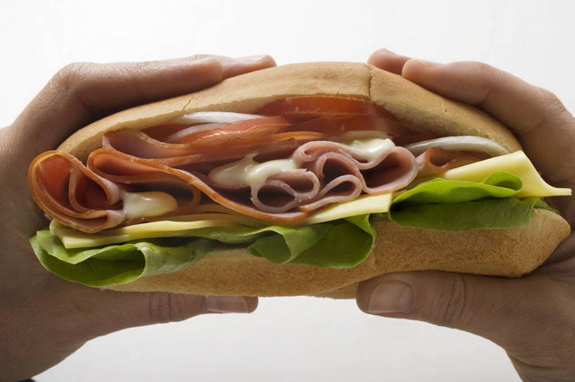 点心,面包,奶酪,西方人,手,一个人,横图,室内,特写,白天,白色背景,正面,烹饪,西餐,餐桌,桌子,蔬菜,叶子,欧洲,欧洲人,双手,仅一个男性,仅一个人,握,阴影,新鲜,反射,影子,肉,干酪,起司,三明治,料理,食品,面点,绿叶,芝士,营养,火腿,猪肉,菜肴,美食,肉类,食物,腌制,糕点,仅一个年轻男性,一个,快餐,手部,嫩叶,乳酪,西式,握着,摄影,佳肴,有机食品,绿色食品,影棚,单个,餐台,乳制品,发酵,肉食,西式快餐,三文治,豚肉,熏制,火肉,兰熏,猪腿,男人,男性,年轻男性,白种人,叶,叶片,半身,彩图,影棚拍摄,拍摄