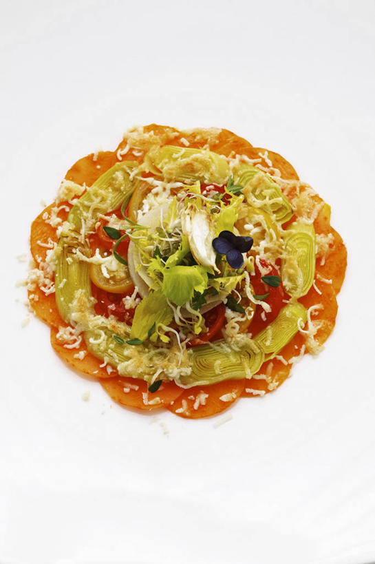 奶酪,无人,竖图,俯视,室内,特写,白天,白色背景,餐桌,桌子,蔬菜,西红柿,一堆,许多,阴影,堆叠,堆积,新鲜,反射,影子,韭菜,朝鲜蓟,干酪,起司,食品,芝士,营养,食物,乳酪,洋蓟,摄影,有机食品,绿色食品,影棚,餐台,堆,乳制品,发酵,起阳草,山羊奶酪,韭,山韭,长生韭,洋柿子,柑仔蜜,番茄,臭柿,彩图,高角度拍摄,影棚拍摄,拍摄,六月柿,菜蓟,法国百合,球洋蓟,蔬菜之皇,洋百合,喜报三元