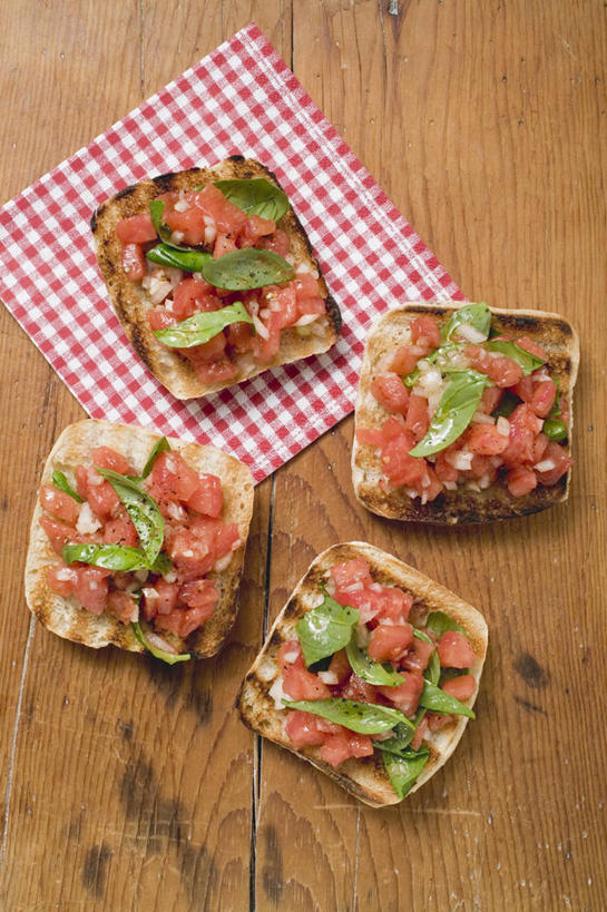 无人,竖图,俯视,室内,特写,白天,植物,餐桌,桌子,蔬菜,西红柿,叶子,阴影,新鲜,反射,木制,布料,方格,格子,影子,香料,食品,绿叶,草药,布纹,中药,桌布,食物,红色,白色,餐巾,木制品,台布,香草,嫩叶,摄影,有机食品,绿色食品,影棚,餐台,罗勒,紫苏,药材,中草药,九层塔,圣约瑟夫草,甜罗勒,兰香,中药材,本草,叶,叶片,洋柿子,柑仔蜜,番茄,臭柿,彩图,高角度拍摄,影棚拍摄,拍摄,六月柿,喜报三元