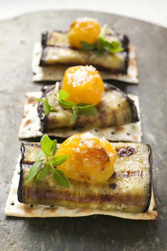 无人,竖图,俯视,室内,特写,白天,烹饪,西餐,餐桌,桌子,茄子,西红柿,小番茄,叶子,一排,阴影,整齐,反射,影子,料理,食品,绿叶,菜肴,美食,食物,排列,三个,黄色,嫩叶,西式,摄影,佳肴,影棚,餐台,队列,小西红柿,樱桃小番茄,珍珠小番茄,叶,叶片,樱桃番茄,圣女果,落苏,酪酥,昆仑瓜,番茄,矮瓜,彩图,高角度拍摄,影棚拍摄,拍摄