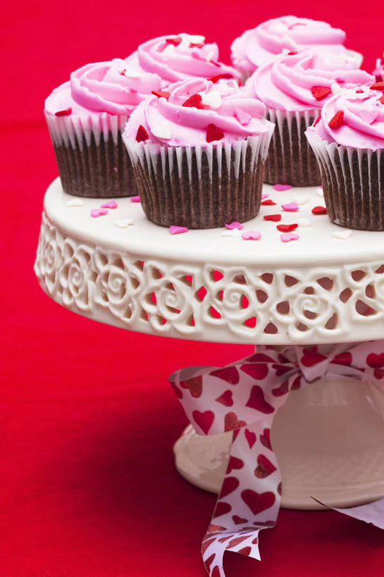 点心,无人,竖图,室内,特写,白天,正面,下午茶,餐桌,桌子,一堆,许多,阴影,堆叠,堆积,红色背景,装饰,反射,丝绸,丝带,影子,食品,缎带,绸带,食物,糕点,摄影,影棚,餐台,纸托,堆,华丽,修饰,点缀,衬托,美观,雅致,雅观,纸杯蛋糕,纸托蛋糕,蛋糕托,蛋糕托纸,蛋糕纸托,蛋糕台,彩图,影棚拍摄,拍摄,蛋糕