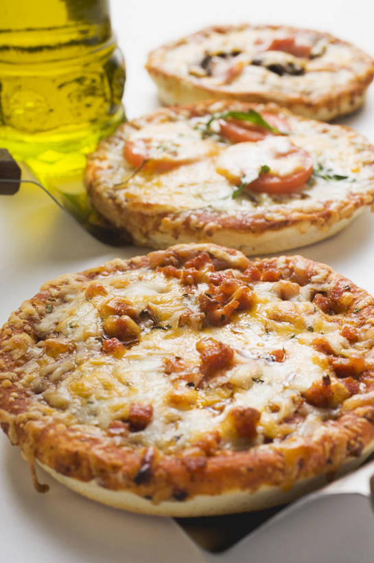 奶酪,无人,竖图,俯视,室内,特写,白天,白色背景,烹饪,西餐,餐桌,桌子,蔬菜,西红柿,一排,阴影,新鲜,整齐,反射,影子,食用油,油,干酪,橄榄油,起司,料理,食品,披萨,匹萨,芝士,营养,菜肴,美食,玻璃制品,食物,排列,三个,玻璃瓶,瓶子,快餐,乳酪,西式,摄影,佳肴,有机食品,绿色食品,影棚,餐台,乳制品,比萨,队列,发酵,西式快餐,垃圾食品,植物油,意大利薄饼,洋柿子,柑仔蜜,番茄,臭柿,彩图,高角度拍摄,影棚拍摄,拍摄,六月柿,喜报三元