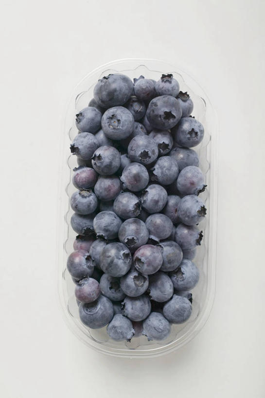 无人,竖图,俯视,室内,特写,白天,白色背景,餐桌,桌子,浆果,蓝莓,水果,一堆,许多,阴影,堆叠,堆积,新鲜,反射,影子,生食,食品,果实,食物,蓝色,摄影,有机食品,绿色食品,影棚,餐台,堆,山都柿,蓝浆果,蓝靛果,彩图,高角度拍摄,影棚拍摄,拍摄