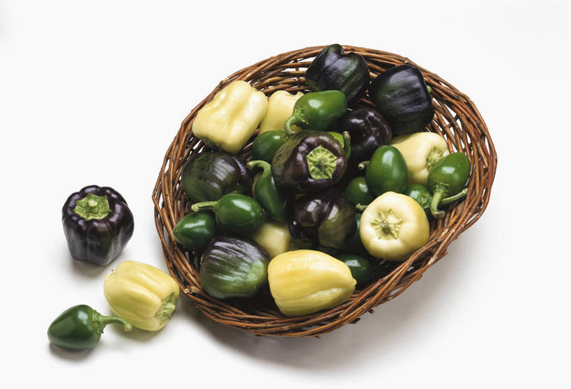 无人,交叉,横图,俯视,室内,特写,白天,白色背景,餐桌,桌子,竹子,辣椒,一堆,许多,阴影,堆叠,堆积,竹制,编织,反射,篮子,影子,一个,竹篮,摄影,影棚,单个,餐台,竹条,堆,交织,竹制品,彩椒,辣角,红海椒,大椒,辣虎,广椒,穿插,甜椒,柿子椒,辣子,海椒,番椒,灯笼椒,彩图,高角度拍摄,影棚拍摄,拍摄