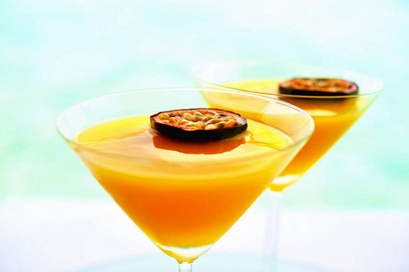 无人,横图,室内,特写,白天,正面,餐桌,桌子,杯子,水果,阴影,朦胧,模糊,新鲜,反射,高脚杯,影子,生食,食品,果实,酒类,两杯,文化,玻璃制品,酒,食物,饮料,两个,酒杯,百香果,鸡尾酒,西番莲,调酒,摄影,有机食品,绿色食品,影棚,餐台,创造,想象,马提尼,马提尼酒,鸡蛋果,受难果,巴西果,鸡尾酒杯,玻璃杯,彩图,影棚拍摄,拍摄