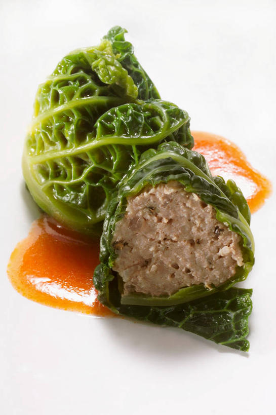 无人,竖图,俯视,室内,特写,白天,白色背景,烹饪,西餐,餐桌,桌子,蔬菜,椰菜,卷心菜,阴影,新鲜,反射,影子,调料,酱料,酱汁,肉,佐料,料理,食品,调味品,调味料,酱,菜肴,美食,肉类,食物,甘蓝,西式,摄影,佳肴,有机食品,绿色食品,影棚,餐台,肉食,结球甘蓝,甘兰,包心菜,彩图,高角度拍摄,影棚拍摄,拍摄