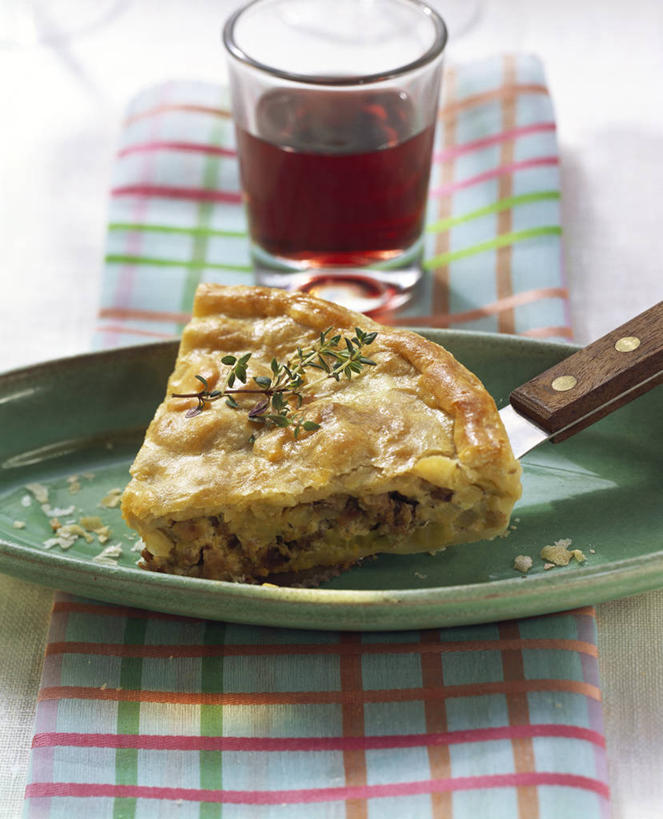 奶酪,红酒,葡萄酒,无人,竖图,俯视,室内,特写,白天,白色背景,烹饪,西餐,餐桌,桌子,杯子,餐具,一块,阴影,反射,布料,铲子,碟子,方格,格子,盘,影子,干酪,起司,料理,食品,披萨,匹萨,酒类,芝士,一杯,营养,布纹,菜肴,美食,玻璃制品,酒,桌布,食物,饮料,盘子,餐巾,水杯,碟,台布,快餐,红葡萄酒,乳酪,西式,摄影,佳肴,影棚,餐台,乳制品,比萨,发酵,西式快餐,垃圾食品,意大利薄饼,玻璃杯,彩图,高角度拍摄,影棚拍摄,拍摄