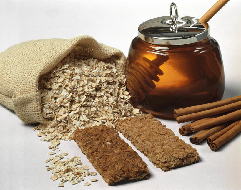 蜂蜜,无人,横图,俯视,室内,特写,白天,白色背景,早餐,餐桌,桌子,袋子,玻璃,一堆,许多,阴影,堆叠,堆积,反射,影子,调味,谷物,香料,佐料,食品,肉桂,麻袋,美食,饮食,玻璃制品,玻璃瓶,瓶子,容器,搅拌棒,保健,摄影,影棚,餐台,储藏,堆,麦片,配料,储存,燕麦片,花蜜,桂皮,广口瓶,止痛,作料,官桂,牡桂,筒桂,香桂,玉桂,解毒,搅蜜棒,蜂蜜棒,冬酿,石蜜,彩图,高角度拍摄,影棚拍摄,拍摄,贮存