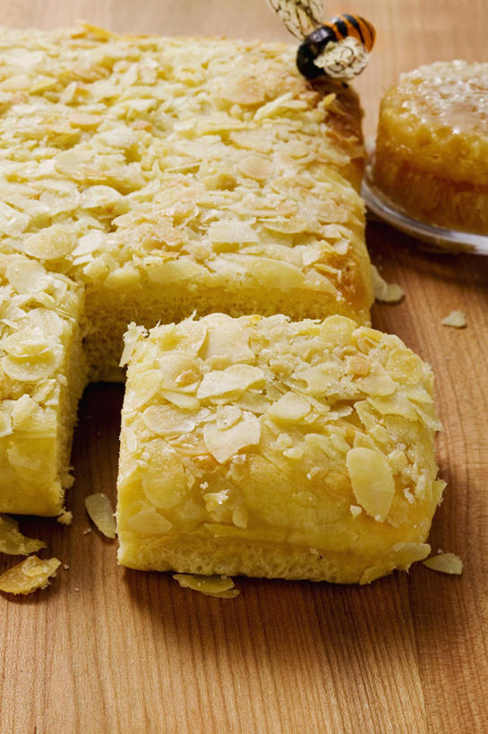 点心,无人,竖图,俯视,室内,特写,白天,餐桌,桌子,杏仁,阴影,反射,木制,影子,食品,食物,木制品,饼干,零食,摄影,影棚,餐台,杏子,杏梅仁,杏核仁,木落子,苦杏仁,彩图,高角度拍摄,影棚拍摄,拍摄