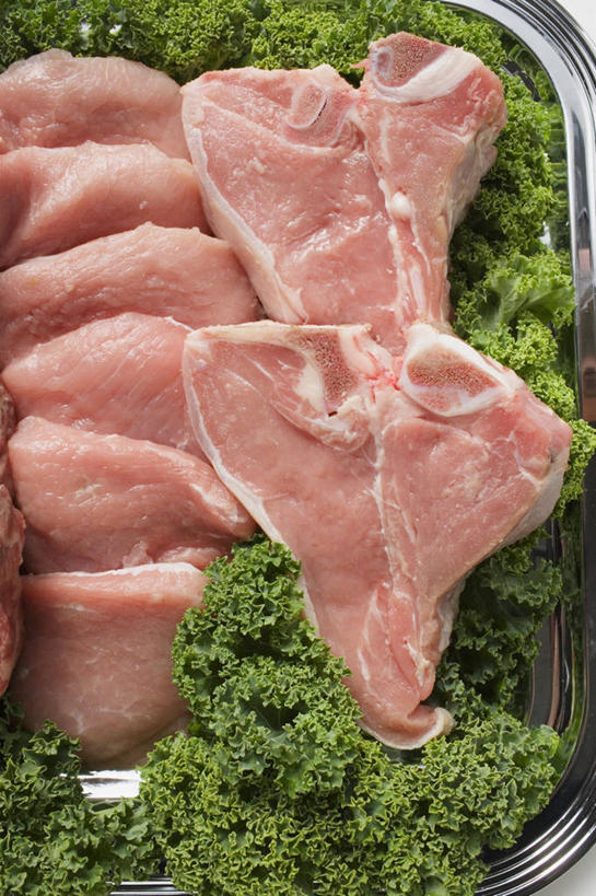 无人,竖图,俯视,室内,特写,白天,餐桌,桌子,餐具,金属制品,阴影,新鲜,反射,金属,碟子,盘,影子,肉,生食,牛肉,肉类,盘子,碟,摄影,影棚,餐台,肉食,彩图,高角度拍摄,影棚拍摄,拍摄