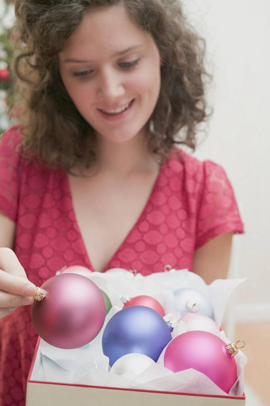 西方人,一个人,站,捧,笑,微笑,露齿笑,竖图,室内,白天,白色背景,正面,餐桌,桌子,欧洲,圣诞节,欧洲人,仅一个年轻女性,仅一个女性,仅一个人,阴影,服装,节日,庆祝,装饰,反射,挂饰,影子,圣诞球,注视,休闲装,文化,球,衣服,红色,蓝色,低头,观察,看,站着,四个,庆典,休闲,球体,休闲服,摄影,服饰,影棚,餐台,观看,纪念,华丽,修饰,点缀,察看,关注,衬托,美观,雅致,雅观,年轻女性,女人,女性,白种人,端,端着,捧着,手捧,站立,半身,彩图,影棚拍摄,拍摄