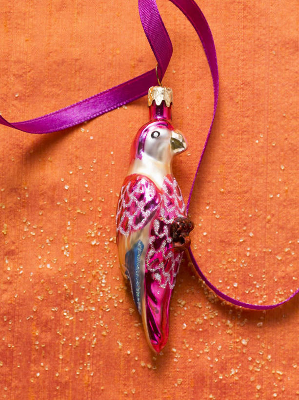 无人,竖图,俯视,室内,特写,白天,餐桌,桌子,鸟,鹦鹉,静物,圣诞节,橙色背景,阴影,节日,庆祝,装饰,反射,鸟类,丝绸,丝带,影子,缎带,文化,绸带,紫色,动物,饰品,庆典,可爱,摄影,活泼,影棚,餐台,纪念,华丽,修饰,点缀,衬托,美观,雅致,雅观,观赏鸟,彩图,高角度拍摄,影棚拍摄,拍摄