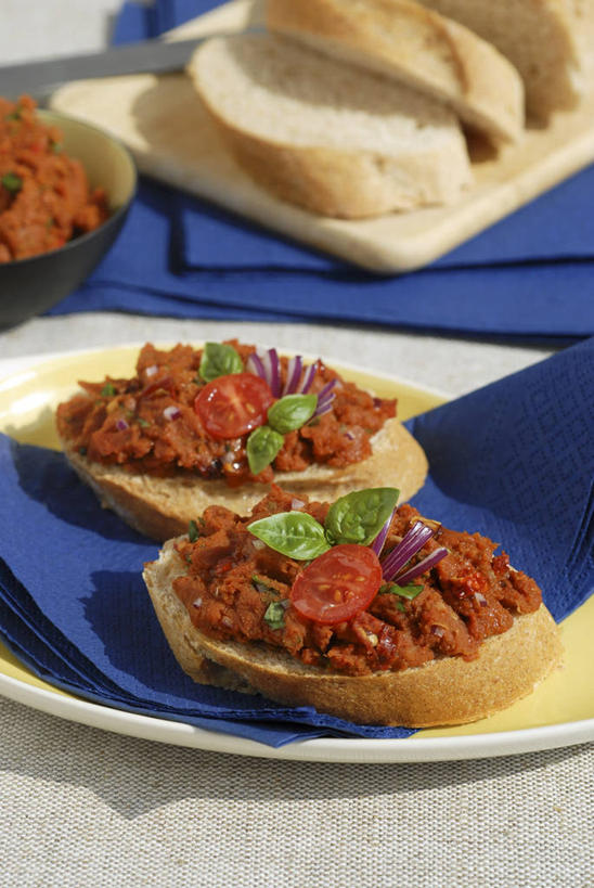 点心,面包,无人,竖图,俯视,室内,特写,白天,烹饪,西餐,餐桌,桌子,蔬菜,西红柿,阴影,新鲜,反射,布料,影子,调料,酱料,酱汁,佐料,料理,食品,面点,调味品,调味料,布纹,酱,菜肴,美食,桌布,食物,糕点,蓝色,餐巾,台布,西式,摄影,佳肴,有机食品,绿色食品,影棚,餐台,洋柿子,柑仔蜜,番茄,臭柿,彩图,高角度拍摄,影棚拍摄,拍摄,六月柿,喜报三元