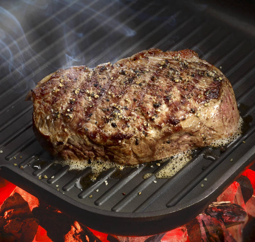 无人,横图,俯视,室内,特写,白天,烹饪,烧烤,西餐,热情,雾,火,一块,阴影,沸腾,反射,蒸汽,火焰,影子,调料,调味,肉,香料,佐料,牛排,牛肉,料理,食品,烤架,水蒸气,烤肉,黑胡椒,调味品,燃烧,调味料,菜肴,美食,肉类,食物,铁架,西式,摄影,佳肴,影棚,配料,肉食,蒸发,作料,胡椒,彩图,高角度拍摄,影棚拍摄,拍摄