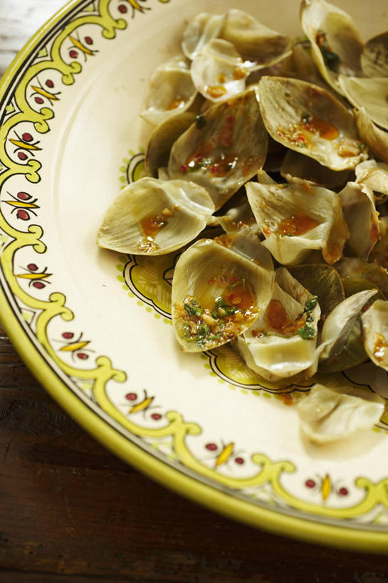 无人,竖图,俯视,室内,特写,白天,烹饪,西餐,餐桌,桌子,蔬菜,一堆,许多,阴影,堆叠,堆积,新鲜,反射,影子,陶瓷,朝鲜蓟,调料,酱料,酱汁,佐料,料理,食品,陶瓷制品,调味品,调味料,酱,菜肴,美食,食物,一个,容器,碗,洋蓟,西式,摄影,佳肴,有机食品,绿色食品,影棚,单个,餐台,储藏,堆,储存,彩图,高角度拍摄,影棚拍摄,拍摄,贮存,菜蓟,法国百合,球洋蓟,蔬菜之皇,洋百合