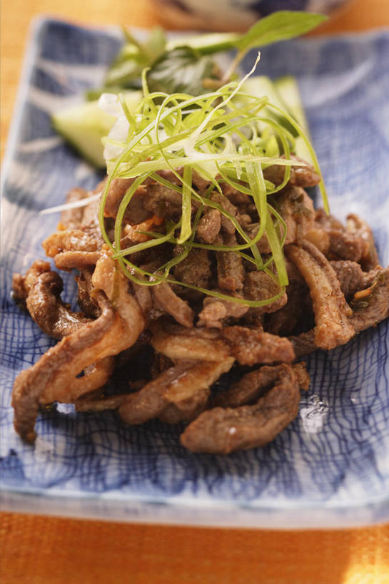 无人,竖图,俯视,室内,特写,白天,烹饪,中餐,餐桌,桌子,蔬菜,餐具,切开,阴影,新鲜,反射,碟子,盘,影子,肉,牛肉,料理,食品,菜肴,美食,肉类,食物,一个,盘子,碟,切,中式,摄影,佳肴,有机食品,绿色食品,影棚,单个,餐台,剖面,肉食,切面,彩图,高角度拍摄,影棚拍摄,拍摄