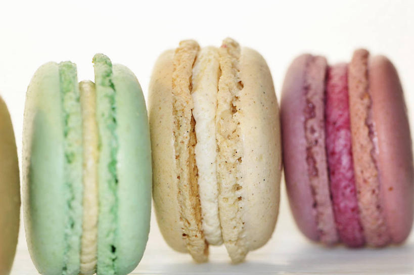 点心,无人,横图,俯视,室内,特写,白天,白色背景,餐桌,桌子,一排,阴影,朦胧,模糊,整齐,反射,影子,食品,甜点,甜品,食物,糕点,排列,黄色,红色,绿色,甜食,四个,摄影,影棚,餐台,队列,马卡龙,玛卡龙,杏仁小圆饼,彩图,高角度拍摄,影棚拍摄,拍摄