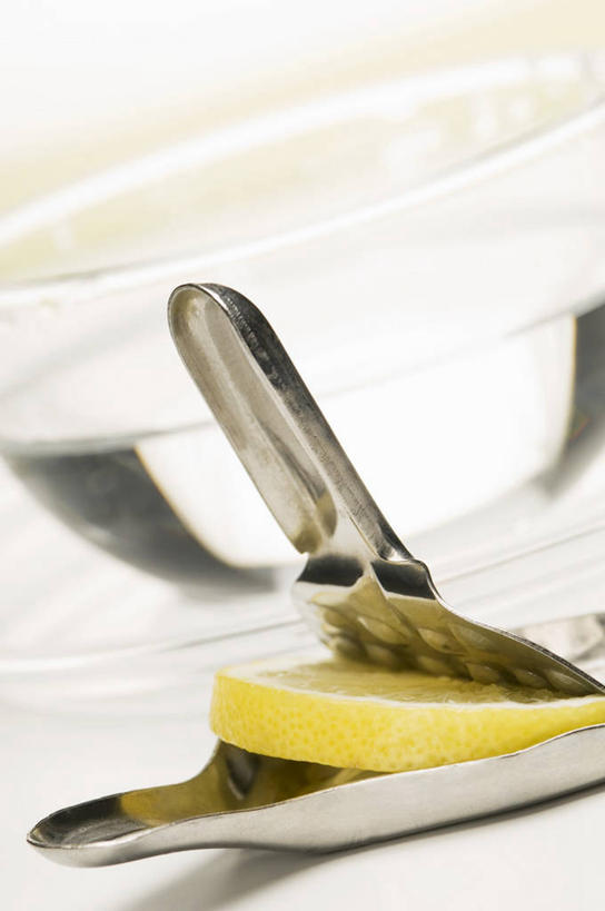 果汁,无人,竖图,俯视,室内,特写,白天,餐桌,桌子,柠檬,水果,玻璃,金属制品,阴影,朦胧,模糊,新鲜,反射,金属,影子,生食,食品,果实,饮品,榨汁机,玻璃制品,食物,饮料,一个,黄色,容器,碗,摄影,有机食品,绿色食品,影棚,单个,餐台,储藏,储存,可口,手动榨汁机,适口,益母果,柠果,彩图,高角度拍摄,影棚拍摄,拍摄,贮存