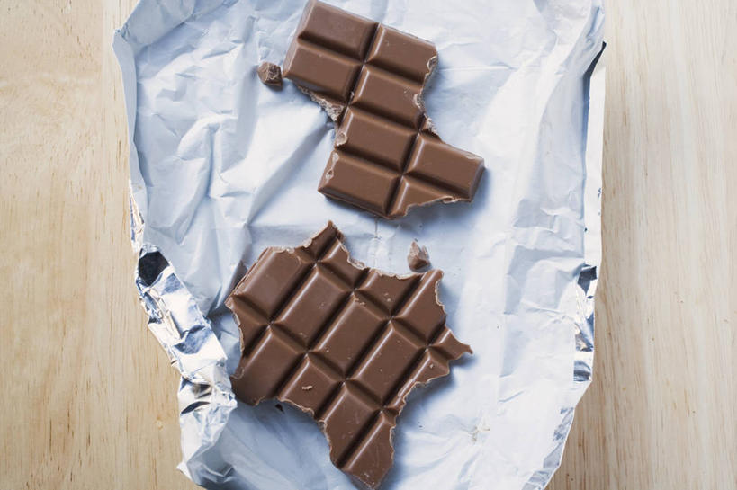 无人,横图,俯视,室内,特写,白天,餐桌,桌子,阴影,反射,包装,包装纸,铝箔纸,锡箔纸,影子,纸,食品,糖,糖果,甜点,甜品,褐色,纸张,食物,甜食,巧克力,摄影,影棚,餐台,朱古力,包装材料,锡箔,铝箔,彩图,高角度拍摄,影棚拍摄,拍摄