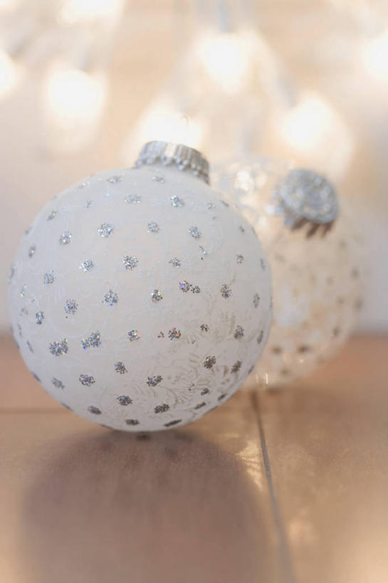 无人,竖图,俯视,室内,特写,白天,圣诞节,阴影,节日,朦胧,模糊,庆祝,装饰,反射,挂饰,影子,圣诞球,文化,球,两个,白色,庆典,球体,摄影,影棚,纪念,华丽,修饰,点缀,衬托,美观,雅致,雅观,彩图,高角度拍摄,影棚拍摄,拍摄