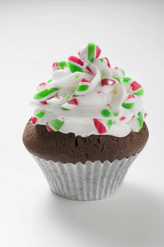 点心,无人,竖图,俯视,室内,特写,白天,白色背景,下午茶,餐桌,桌子,阴影,装饰,反射,影子,食品,食物,糕点,一个,奶油,巧克力,摄影,影棚,单个,餐台,朱古力,纸托,华丽,修饰,点缀,乳制品,衬托,美观,雅致,雅观,激凌,克林姆,淇淋,纸杯蛋糕,七彩米,纸托蛋糕,七彩糖针,巧克力针,朱古力针,蛋糕托,蛋糕托纸,蛋糕纸托,彩图,高角度拍摄,影棚拍摄,拍摄,蛋糕