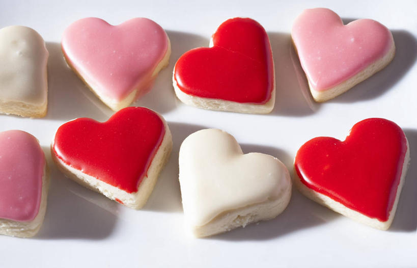 点心,无人,横图,俯视,室内,特写,白天,白色背景,爱情,餐桌,桌子,一排,许多,阴影,爱心,整齐,反射,影子,食品,曲奇,浪漫,食物,排列,粉色,红色,白色,饼干,零食,温暖,温馨,心形,恩爱,摄影,影棚,餐台,和睦,队列,曲奇饼,曲奇饼干,心型,彩图,高角度拍摄,影棚拍摄,拍摄,融洽