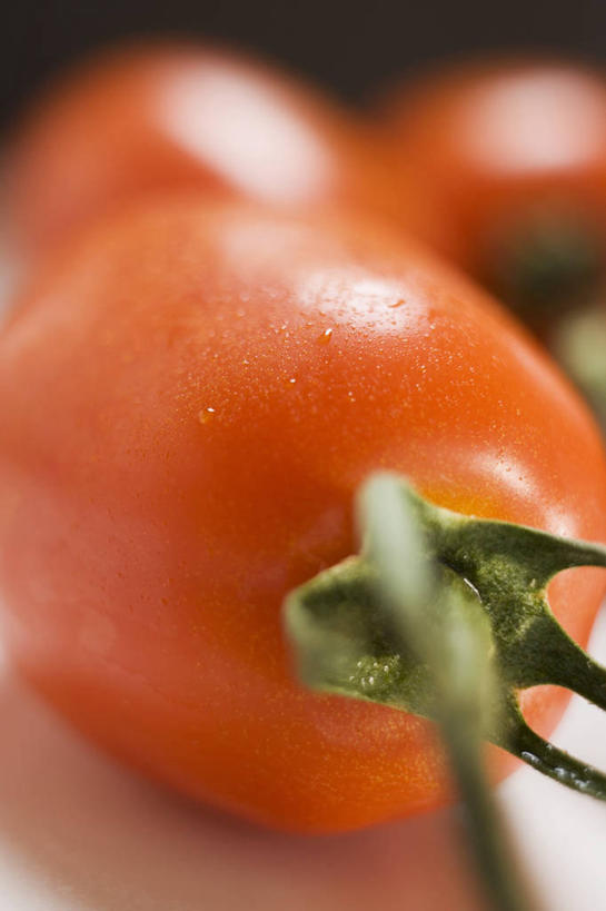 无人,竖图,俯视,室内,特写,白天,餐桌,桌子,蔬菜,西红柿,小番茄,阴影,朦胧,模糊,新鲜,反射,影子,食品,食物,三个,橙色,摄影,有机食品,绿色食品,影棚,餐台,小西红柿,樱桃小番茄,珍珠小番茄,樱桃番茄,圣女果,番茄,彩图,高角度拍摄,影棚拍摄,拍摄