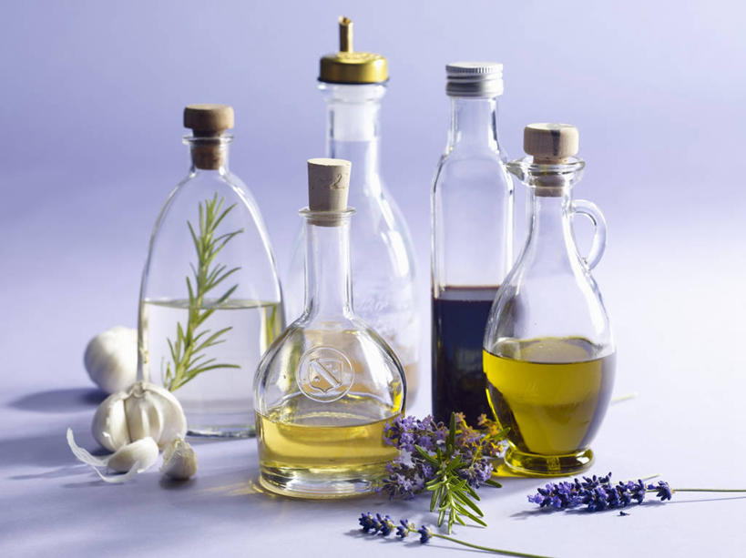 无人,横图,俯视,室内,特写,白天,餐桌,桌子,蒜,叶子,阴影,蓝色背景,盛开,反射,影子,醋,调料,食用油,油,橄榄油,绿叶,调味品,调味料,蒜头,花蕾,玻璃制品,花,花瓣,花朵,鲜花,紫色,玻璃瓶,瓶子,花苞,花蕊,嫩叶,瓶塞,摄影,影棚,餐台,保存,密封,食醋,植物油,胡蒜,苦酒,醯,叶,叶片,大蒜,彩图,高角度拍摄,影棚拍摄,拍摄