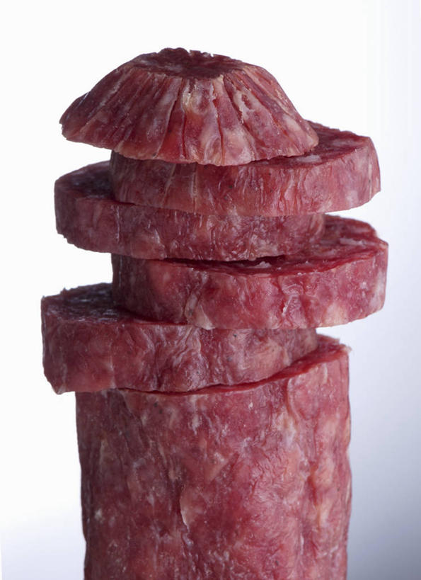 无人,竖图,室内,特写,白天,白色背景,正面,切开,阴影,反射,影子,肉,香肠,腊肠,肉类,红色,切,摄影,影棚,剖面,肉食,切面,彩图,影棚拍摄,拍摄