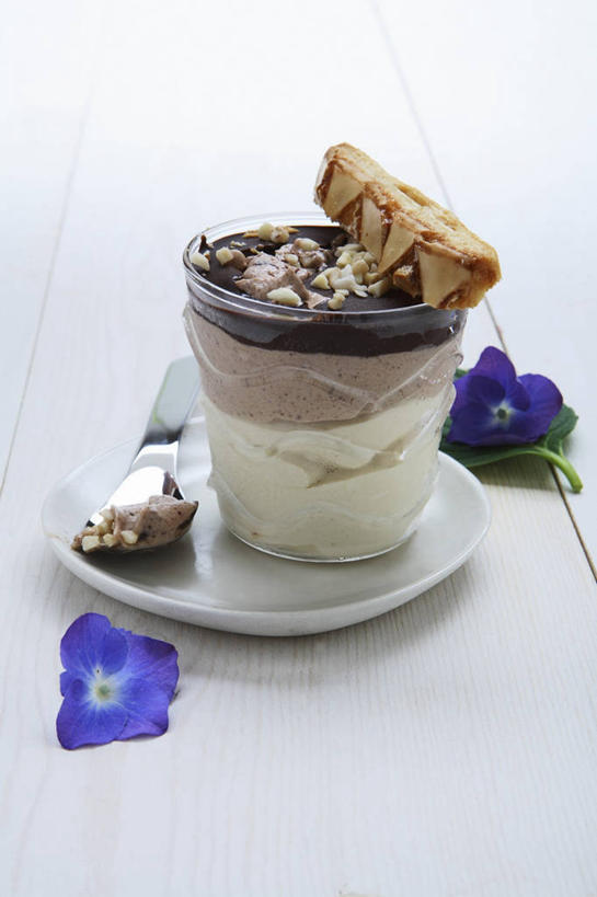 点心,无人,竖图,俯视,室内,特写,白天,餐桌,桌子,杯子,餐具,阴影,反射,碟子,盘,影子,勺子,食品,甜点,甜品,曲奇,玻璃制品,食物,糕点,一个,盘子,水杯,调羹,碟,汤匙,饼干,甜食,零食,奶油,摄影,影棚,单个,餐台,乳制品,曲奇饼,曲奇饼干,激凌,克林姆,淇淋,玻璃杯,彩图,高角度拍摄,影棚拍摄,拍摄