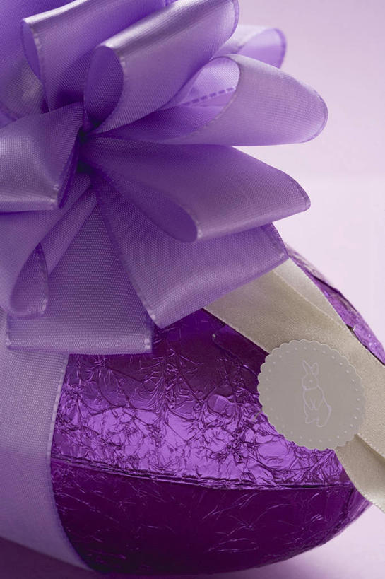 无人,竖图,俯视,室内,特写,白天,餐桌,桌子,复活节,阴影,紫色背景,节日,庆祝,装饰,反射,丝绸,丝带,影子,蛋,缎带,文化,绸带,紫色,庆典,摄影,影棚,餐台,纪念,华丽,修饰,点缀,彩蛋,复活节彩蛋,衬托,美观,雅致,雅观,彩图,高角度拍摄,影棚拍摄,拍摄