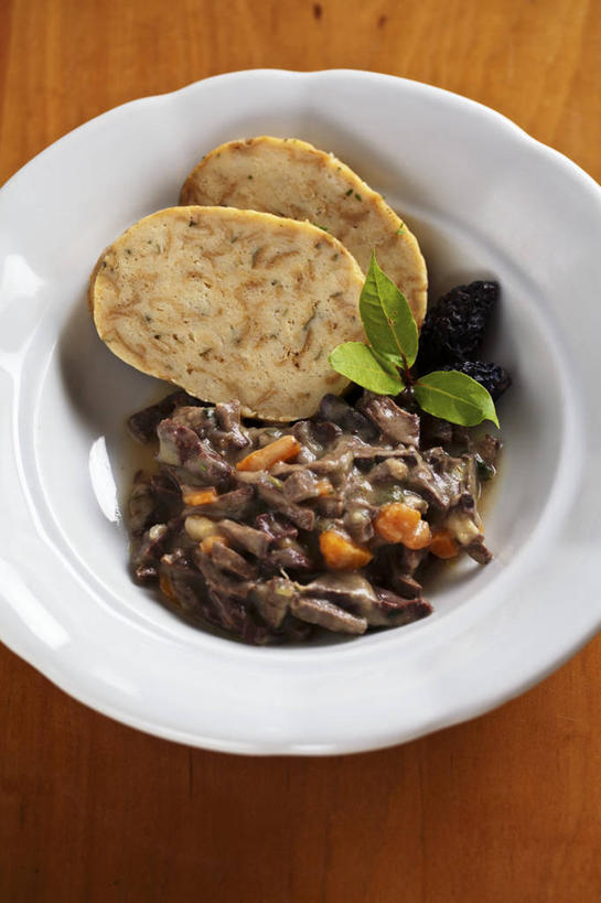 无人,竖图,俯视,室内,特写,白天,餐桌,桌子,萝卜,胡萝卜,蔬菜,一堆,许多,阴影,堆叠,堆积,新鲜,反射,木制,影子,陶瓷,肉,食品,陶瓷制品,肉类,食物,一个,白色,木制品,容器,碗,摄影,有机食品,绿色食品,影棚,单个,餐台,储藏,堆,储存,肉食,鹿肉,红萝卜,甘荀,彩图,高角度拍摄,影棚拍摄,拍摄,贮存