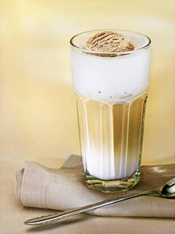 咖啡,无人,竖图,俯视,室内,特写,白天,幸福,餐桌,桌子,杯子,阴影,黄色背景,反射,布料,影子,勺子,冰激凌,清凉,布纹,娱乐,玻璃制品,桌布,饮料,一个,餐巾,水杯,调羹,台布,汤匙,冷饮,享受,休闲,舒服,温馨,冰淇淋,放松,乐趣,摄影,影棚,单个,餐台,解暑,提神,舒适,解渴,醒脑,雪糕,舒爽,软饮料,冰糕,消暑,玻璃杯,彩图,高角度拍摄,影棚拍摄,拍摄