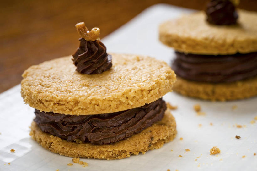 点心,无人,横图,俯视,室内,特写,白天,餐桌,桌子,餐具,两块,阴影,朦胧,模糊,反射,木制,碟子,盘,影子,食品,糖,糖果,曲奇,食物,盘子,木制品,碟,饼干,零食,巧克力,摄影,影棚,餐台,朱古力,曲奇饼,曲奇饼干,彩图,高角度拍摄,影棚拍摄,拍摄