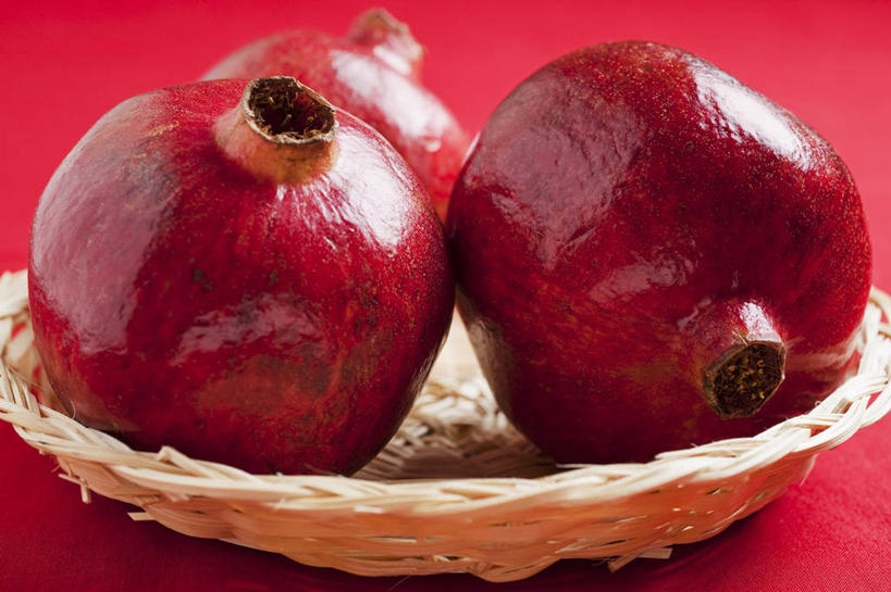 无人,交叉,横图,俯视,室内,特写,白天,餐桌,桌子,竹子,石榴,水果,阴影,红色背景,竹制,新鲜,编织,反射,篮子,影子,生食,食品,果实,食物,三个,一个,红色,竹篮,摄影,有机食品,绿色食品,影棚,单个,餐台,竹条,交织,竹制品,穿插,涂林,若榴,金罂,金庞,丹若,安石榴,彩图,高角度拍摄,影棚拍摄,拍摄