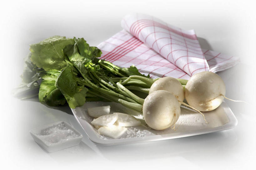 无人,横图,俯视,室内,特写,白天,白色背景,餐桌,桌子,萝卜,白萝卜,蔬菜,餐具,叶子,许多,阴影,新鲜,反射,布料,碟子,盘,影子,食品,绿叶,布纹,桌布,食物,盘子,餐巾,碟,台布,嫩叶,摄影,有机食品,绿色食品,影棚,餐台,叶,叶片,莱菔,彩图,高角度拍摄,影棚拍摄,拍摄
