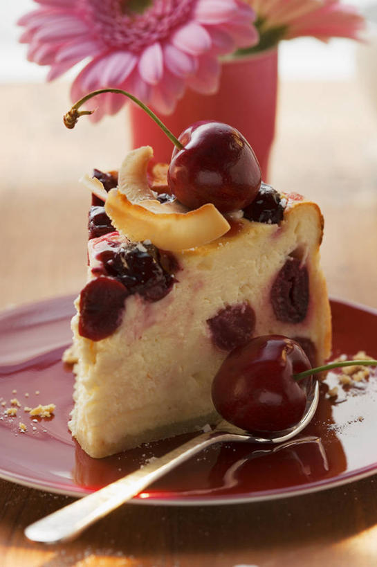 点心,无人,竖图,俯视,室内,特写,白天,下午茶,快乐,幸福,餐桌,桌子,樱桃,花瓶,水果,一块,阴影,新鲜,盛开,反射,影子,勺子,陶瓷,生食,食品,果实,玛格丽特,陶瓷制品,花蕾,雏菊,花,花瓣,花朵,鲜花,食物,糕点,一个,红色,瓶子,调羹,汤匙,花苞,花蕊,菊花,活力,摄影,有机食品,绿色食品,影棚,单个,餐台,希望,坚强,和平,离别,延命菊,幸福花,春菊,马兰头花,暗恋,纯情,单恋,天真,樱珠,莺桃,英桃,楔桃,牛桃,荆桃,彩图,高角度拍摄,影棚拍摄,愉快,拍摄,蛋糕