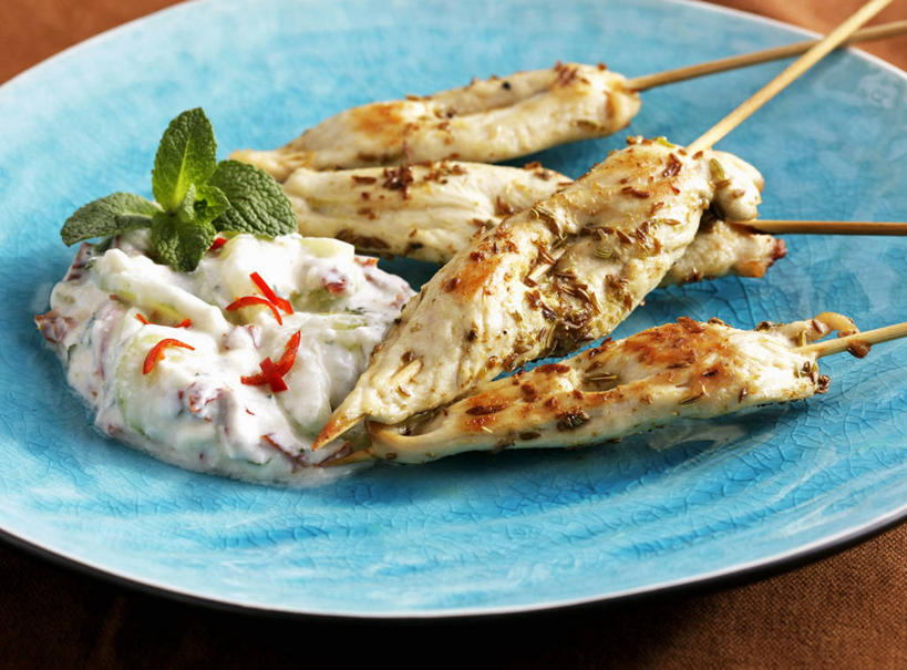 无人,横图,俯视,室内,特写,白天,餐桌,桌子,蔬菜,餐具,叶子,阴影,新鲜,反射,碟子,盘,影子,调味,肉,生食,蔬菜沙拉,香料,佐料,沙拉,食品,绿叶,色拉,沙律,肉类,竹签,食物,一个,蓝色,盘子,碟,嫩叶,摄影,有机食品,绿色食品,影棚,单个,餐台,色拉酱,配料,千岛酱,肉食,取食签,作料,叶,叶片,彩图,高角度拍摄,影棚拍摄,拍摄