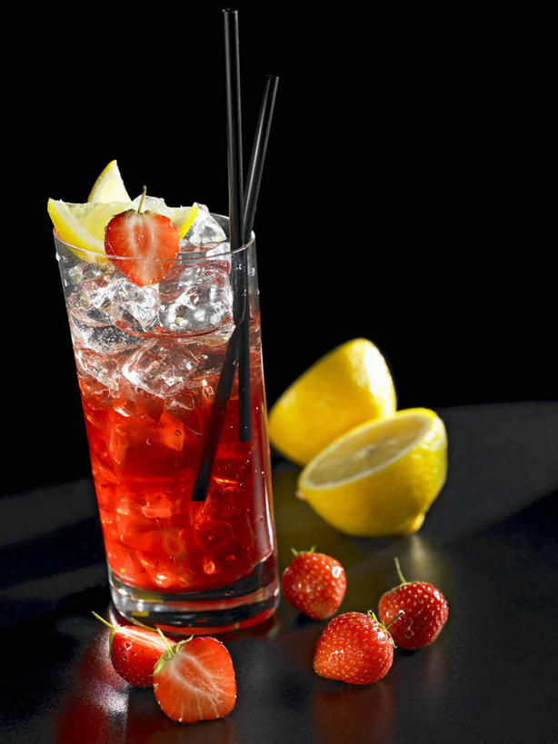 果汁,无人,竖图,室内,特写,白天,正面,餐桌,桌子,草莓,浆果,柠檬,杯子,水果,两根,切开,阴影,黑色背景,新鲜,反射,影子,塑料,冰,生食,冰块,食品,果实,饮品,一杯,冷冻,玻璃制品,食物,饮料,黄色,红色,黑色,水杯,塑料制品,吸管,切,寒冷,摄影,有机食品,绿色食品,影棚,冷藏,餐台,冰冷,空心,可口,剖面,切面,饮管,保鲜,适口,玻璃杯,益母果,洋莓,水果皇后,柠果,红莓,地莓,彩图,影棚拍摄,拍摄,圆柱状