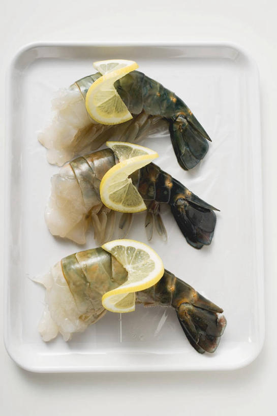 无人,竖图,俯视,室内,特写,白天,白色背景,餐桌,桌子,柠檬,餐具,水果,一排,阴影,新鲜,整齐,反射,碟子,盘,影子,生食,虾,食品,果实,大虾,食物,排列,三个,一个,白色,盘子,碟,摄影,有机食品,绿色食品,影棚,对虾,单个,餐台,队列,斑节虾,东方对虾,中国对虾,益母果,柠果,彩图,高角度拍摄,影棚拍摄,拍摄