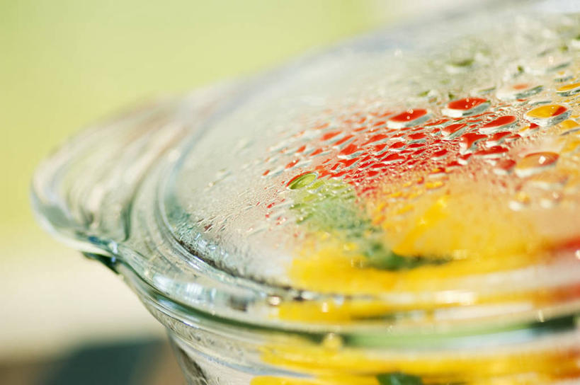 无人,横图,俯视,室内,特写,白天,餐桌,桌子,辣椒,蔬菜,玻璃,阴影,朦胧,模糊,新鲜,反射,影子,食品,玻璃制品,食物,一个,黄色,红色,容器,碗,摄影,有机食品,绿色食品,影棚,单个,餐台,储藏,储存,彩椒,辣角,红海椒,大椒,辣虎,广椒,甜椒,柿子椒,辣子,海椒,番椒,灯笼椒,彩图,高角度拍摄,影棚拍摄,拍摄,贮存